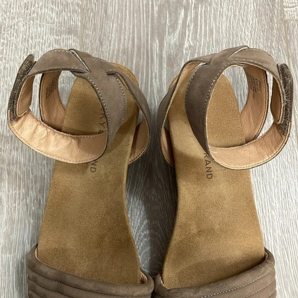 Lucky Brand Kellio Leather Ankle Strap Wedge Sandal Taupe Brown 6.5M - Picture 7 of 16